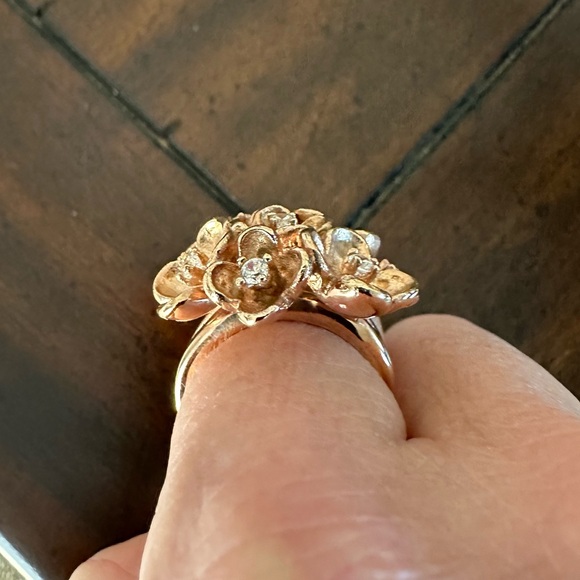 Rose Gold Large Flower Ring. Set in Stainless Steel. Size 8. - Picture 3 of 9